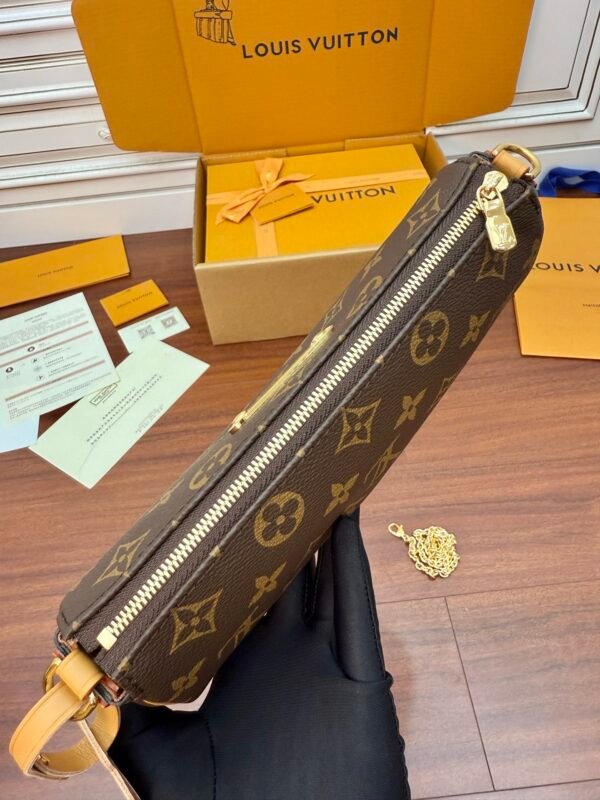 wsxc1762515140553_5 Pochette Eva Monogram