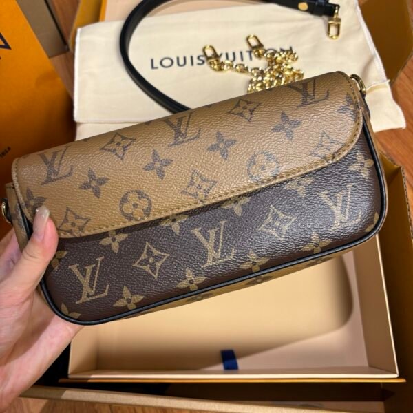 LOUIS VUITTON  Monogram Ivy Wallet On Chain