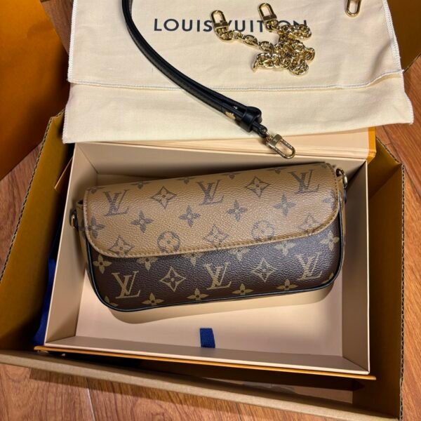 LOUIS VUITTON  Monogram Ivy Wallet On Chain
