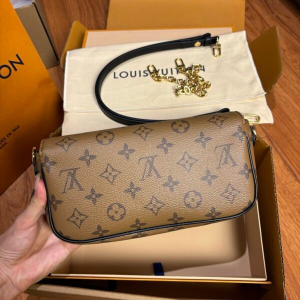 LOUIS VUITTON  Monogram Ivy Wallet On Chain
