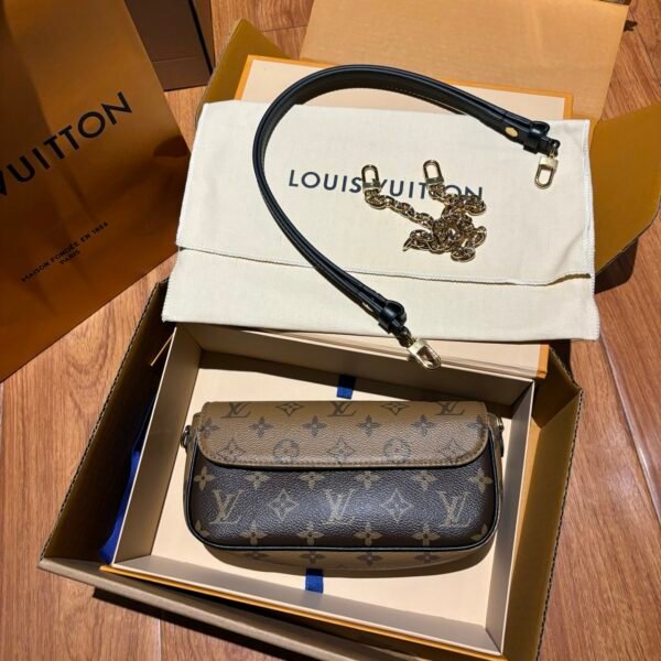 LOUIS VUITTON  Monogram Ivy Wallet On Chain