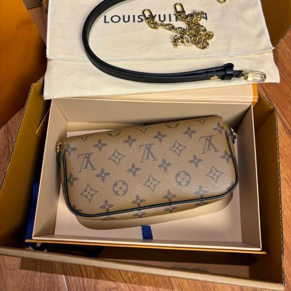 LOUIS VUITTON  Monogram Ivy Wallet On Chain