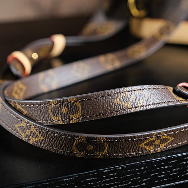 𝐌𝐎𝐍𝐓𝐒𝐎𝐔𝐑𝐈𝐒