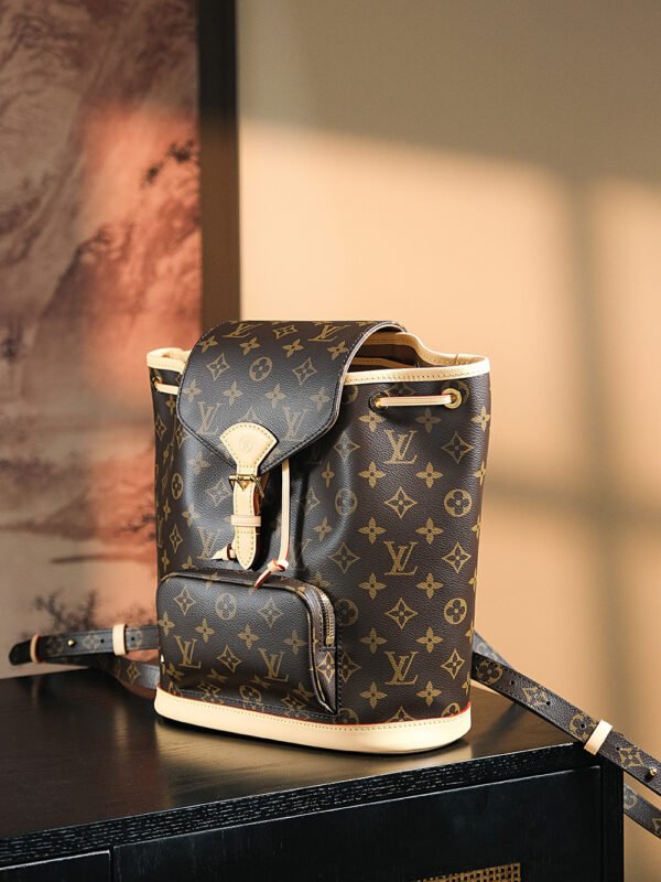 𝐌𝐎𝐍𝐓𝐒𝐎𝐔𝐑𝐈𝐒