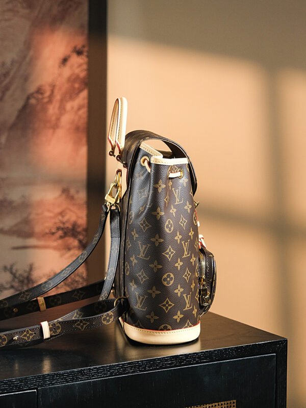 𝐌𝐎𝐍𝐓𝐒𝐎𝐔𝐑𝐈𝐒