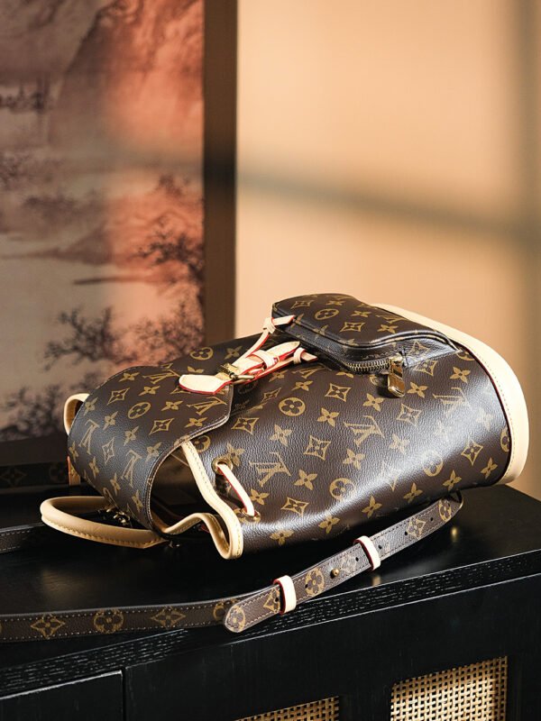 𝐌𝐎𝐍𝐓𝐒𝐎𝐔𝐑𝐈𝐒