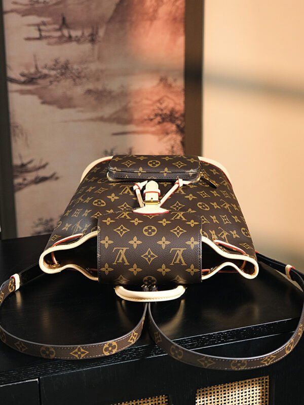 𝐌𝐎𝐍𝐓𝐒𝐎𝐔𝐑𝐈𝐒