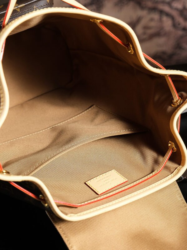 𝐌𝐎𝐍𝐓𝐒𝐎𝐔𝐑𝐈𝐒