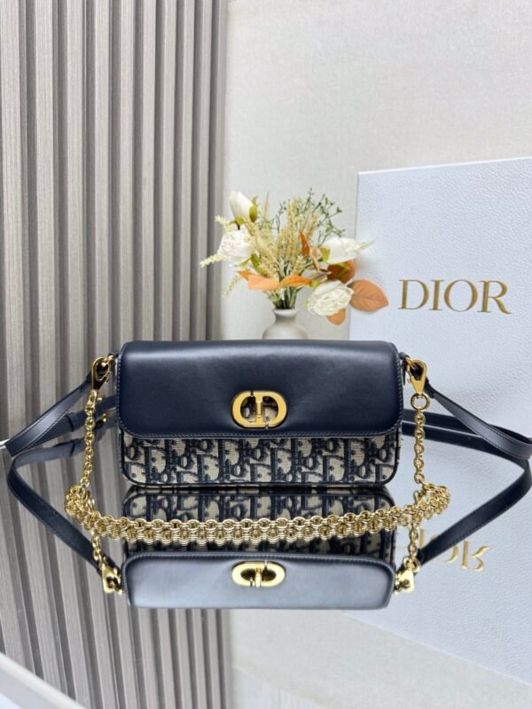 wsxc1762868636155_0 DIOR 30Montaigne Avenue East-Wesr With chain