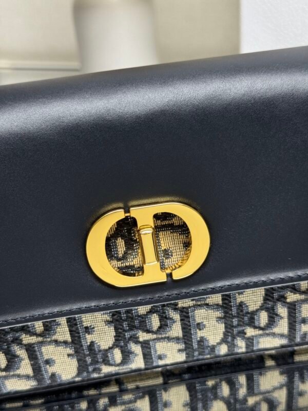 wsxc1762868636155_1 DIOR 30Montaigne Avenue East-Wesr With chain