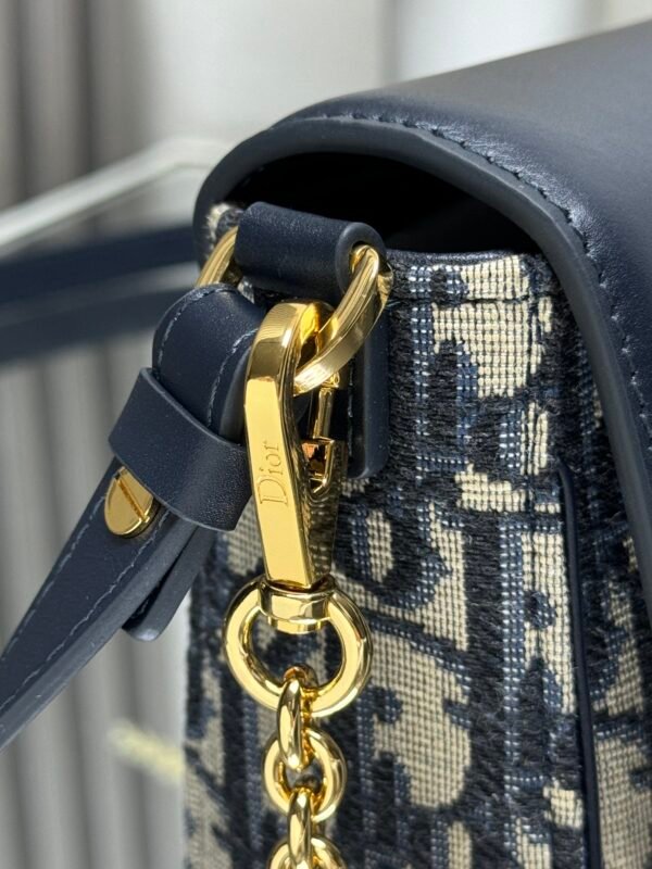 wsxc1762868636156_3 DIOR 30Montaigne Avenue East-Wesr With chain