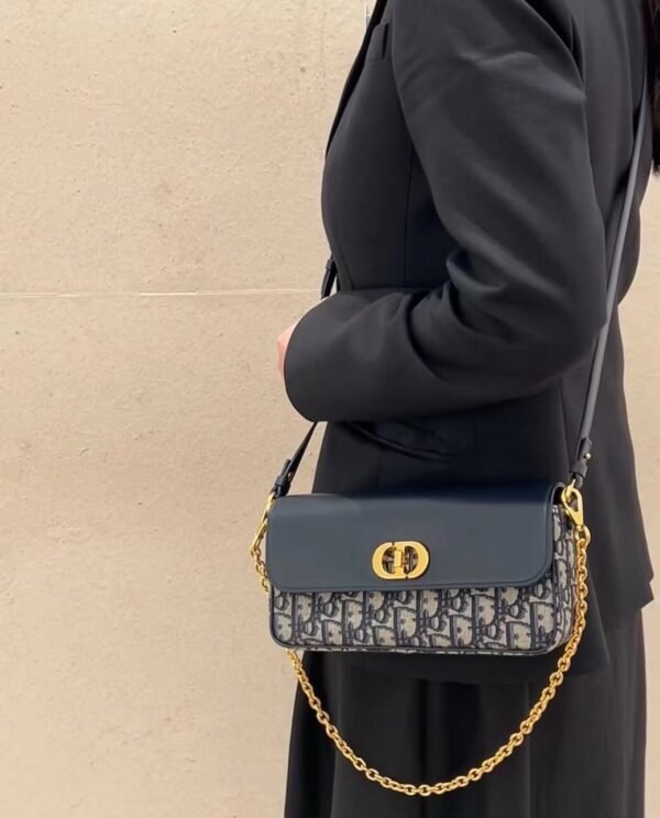 wsxc1762868646370_0 DIOR 30Montaigne Avenue East-Wesr With chain