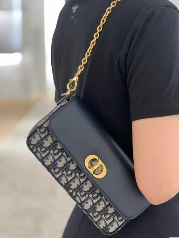 wsxc1762868646370_1 DIOR 30Montaigne Avenue East-Wesr With chain