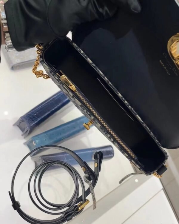 wsxc1762868646370_4 DIOR 30Montaigne Avenue East-Wesr With chain